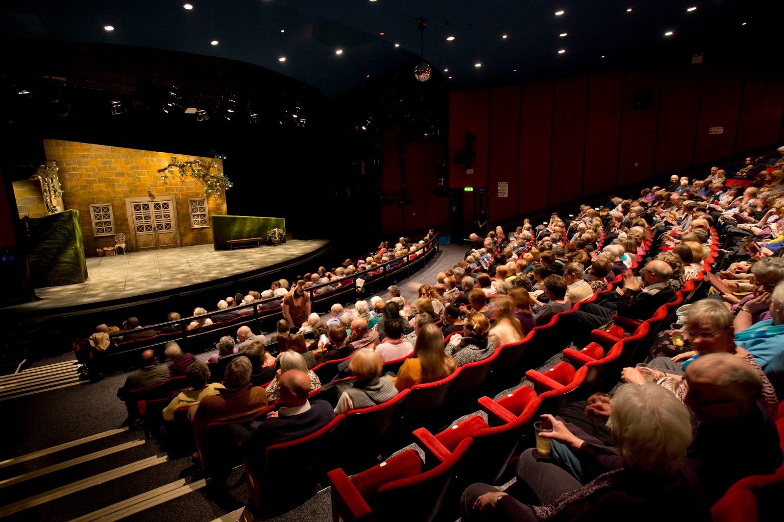 Queen's Theatre, Hornchurch — photo 1