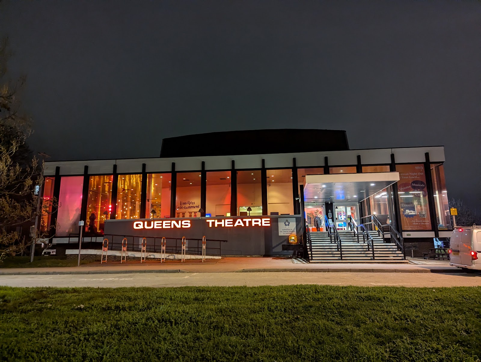 Queen's Theatre, Hornchurch — photo 4