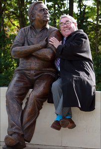 Ronnie Corbett with the statue of Ronnie Barker